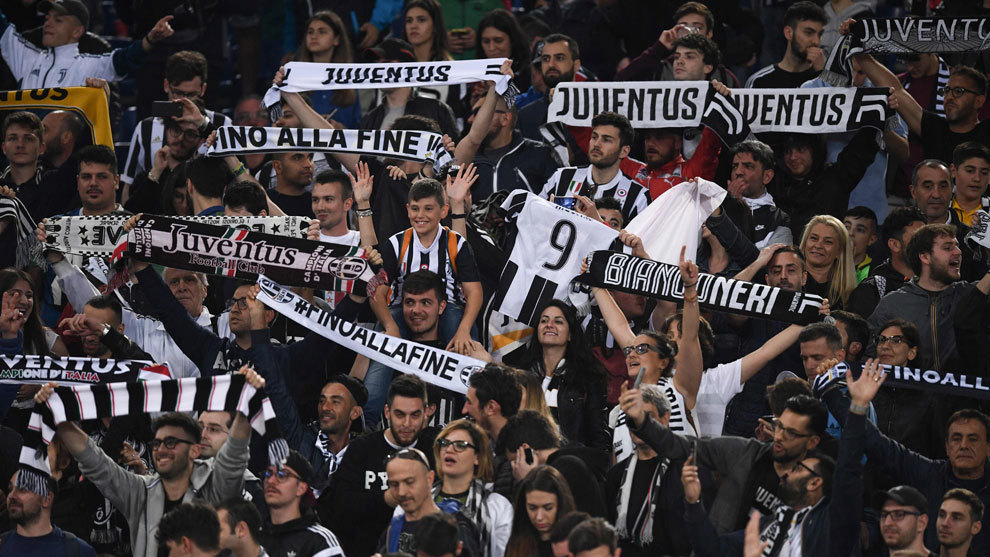Aficionados de la Juventus animan a su equipo en el Olmpico de Roma