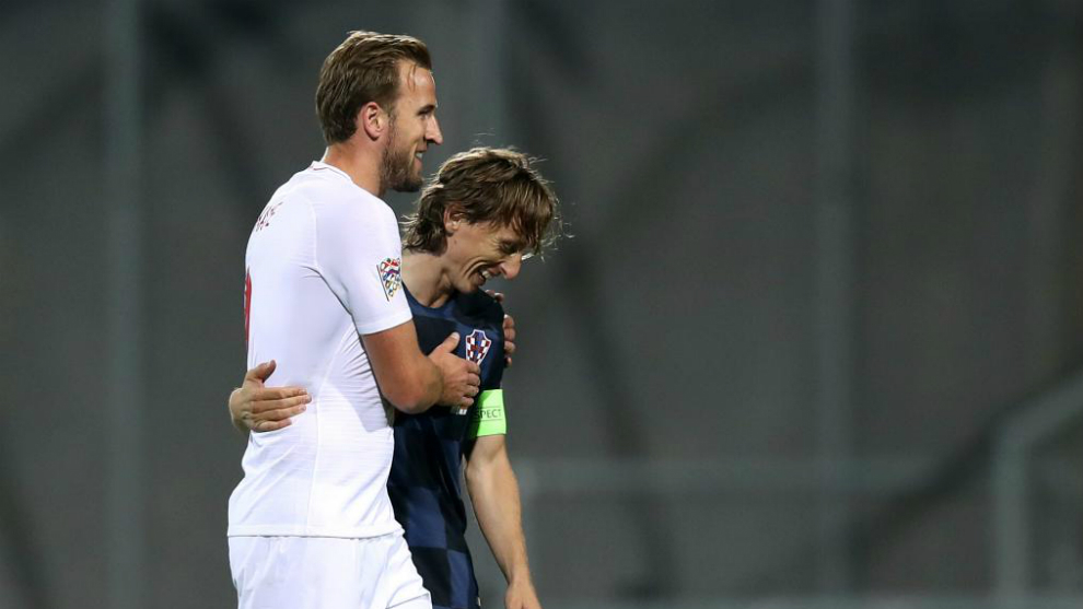 Kane se abraza con Modric.