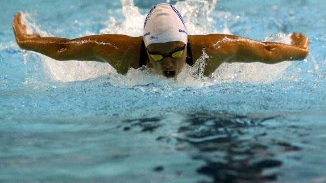 Catalina Corr, nadando la mariposa en la prueba de estilos.