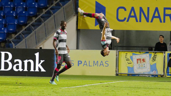 Rodri celebra su gol ante Las Palmas con una voltereta ante la mirada...