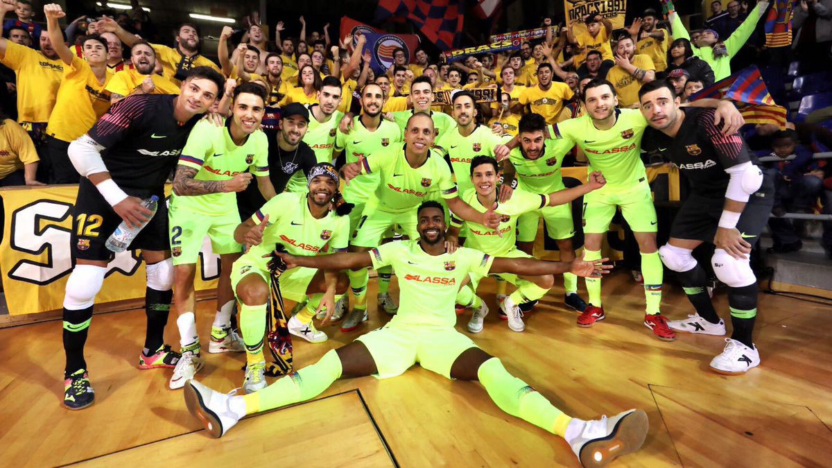 Los jugadores del Barcelona Ftbol Sala celebran el pase a la Final...