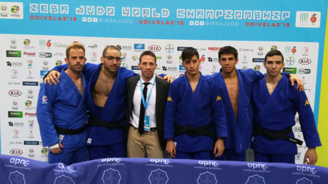 Los judocas del equipo espaol junto con Alfonso de Diego, el...