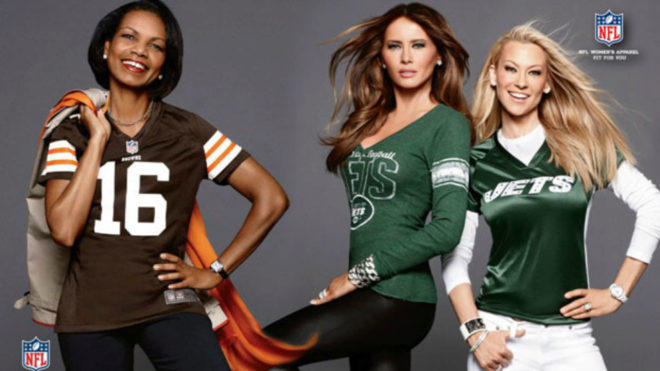 Condoleezza Rice, a la izquierda, con la camiseta de los Browns.