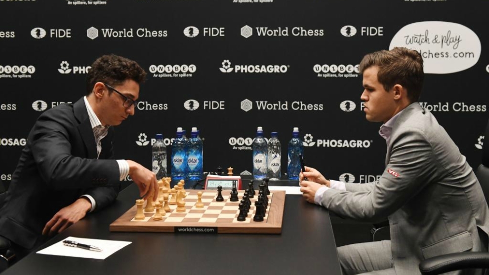 Caruana mueve ante Carlsen en una de las partidas.