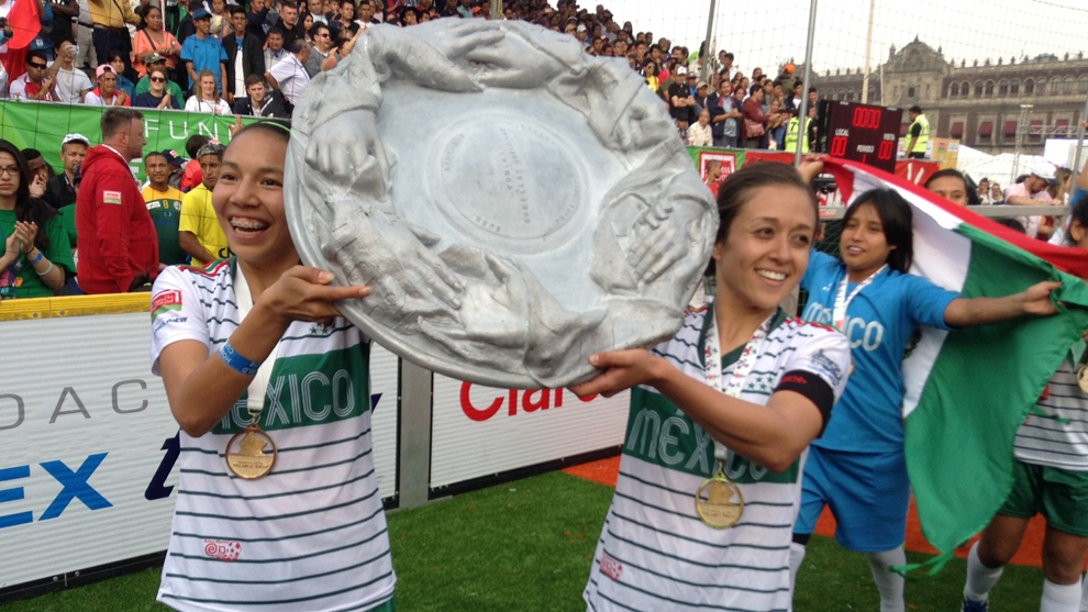 Adriana García celebra el título en la Homeless World Cup