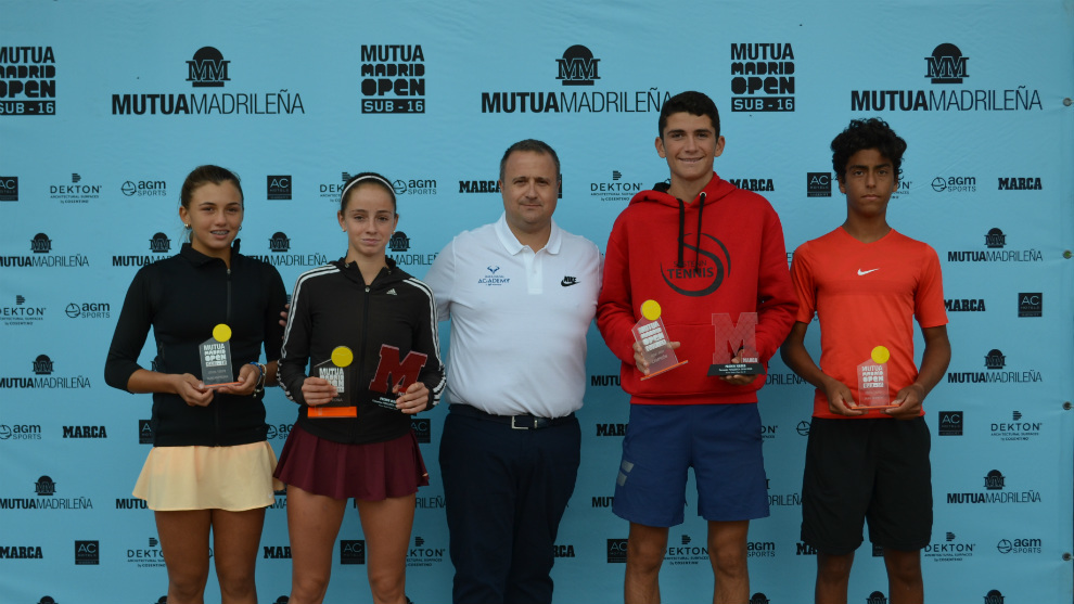 Campeones y finalistas del Mutua Madrid Open Sub-16 en la Rafa Nadal...