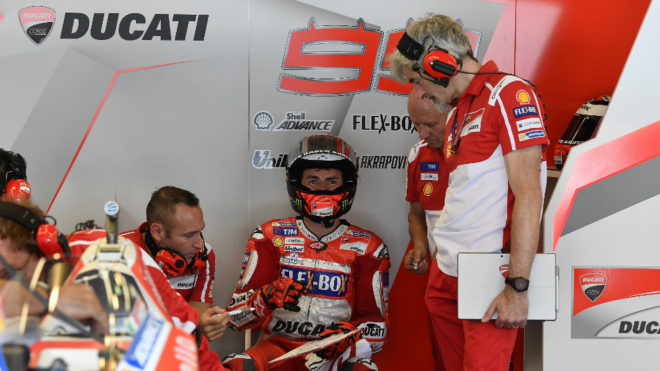 Dall&apos;Igna escucha a Lorenzo en el box de Ducati.