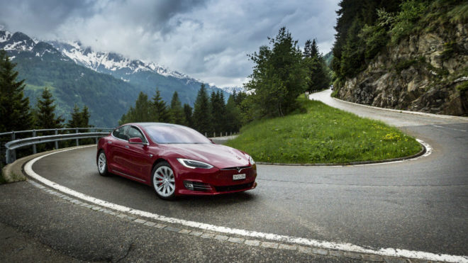 Un Model S asciende una carretera de montaña en los Alpes suizos.