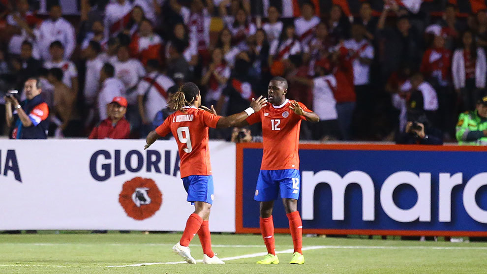 Joel Campbell celebra uno de los goles de Costa Rica.