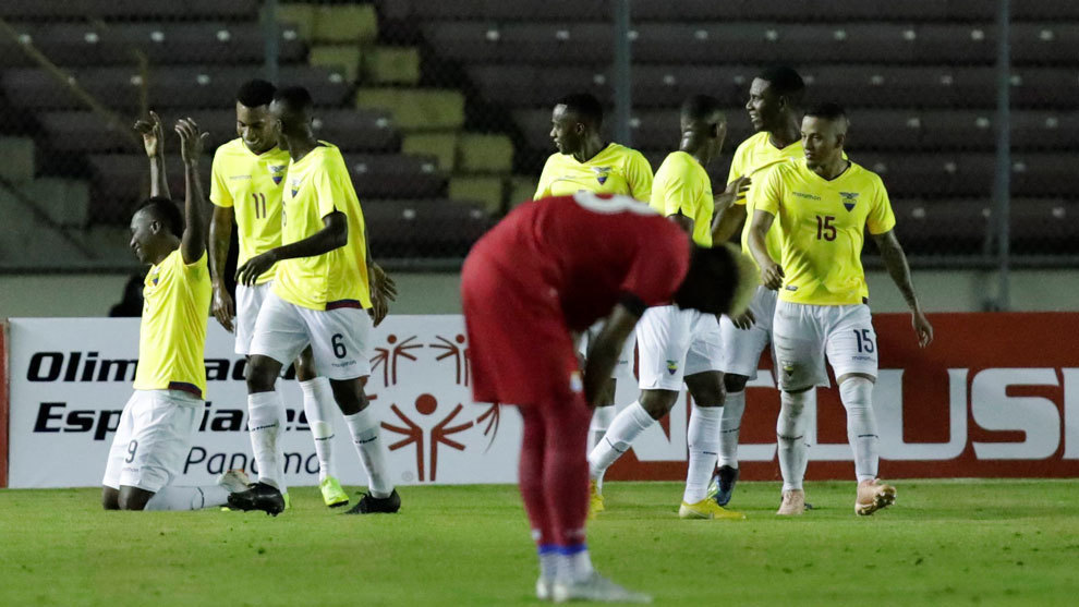 Los jugadores de Ecuador celebran un gol ante Panam.