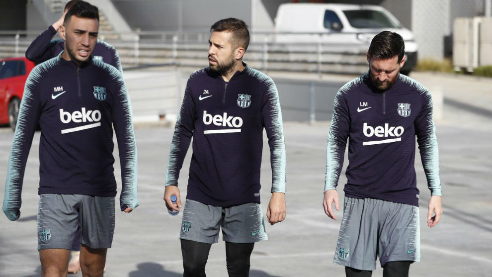 Munir, Alba and Messi head to the pitch for training.