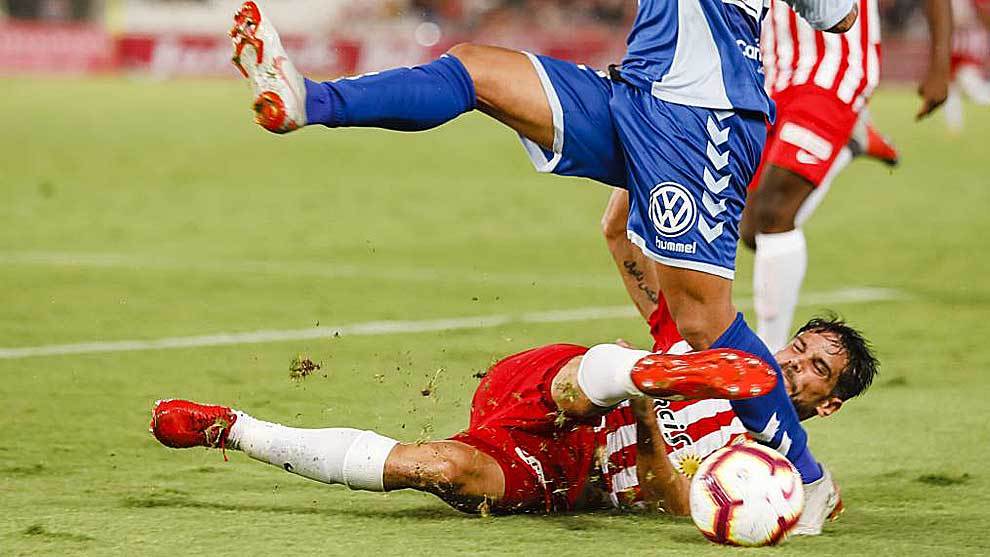 Romera se lanza al suelo en una accin del partido ante el Tenerife