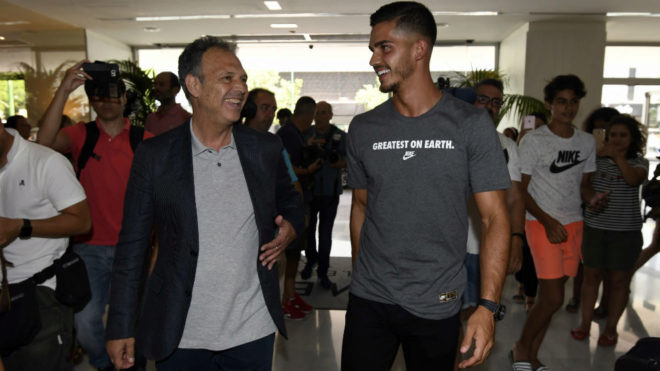 Caparrs y Andr Silva, a su llegada a Sevilla.