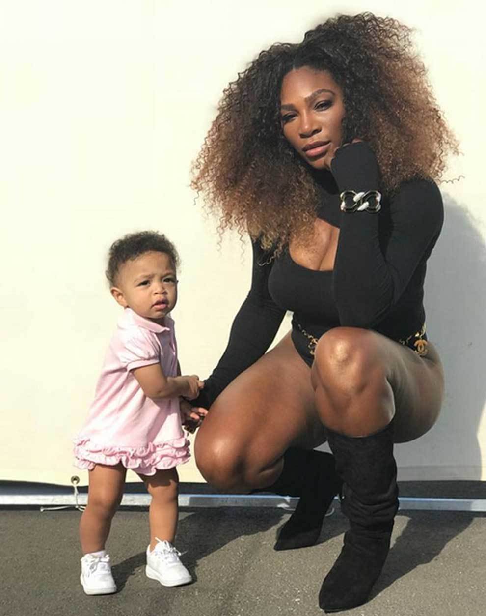 La tenista Serena Williams posando junto a su hija Alexis Olympia...