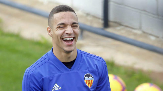 Rpdrigo sonre durante un entrenamiento del Valencia.