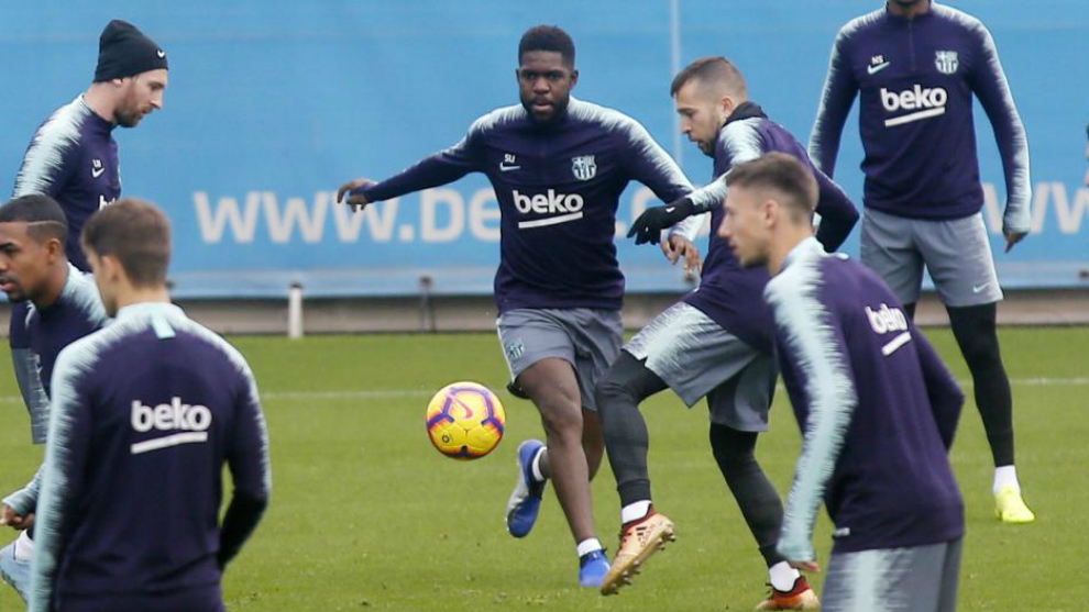 Umtiti, en el centro de la imagen, en un entrenamiento del Barcelona.
