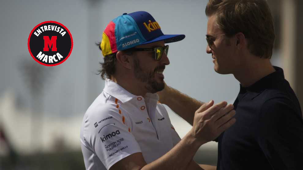 Alonso se dispone a abrazar a Rosberg.