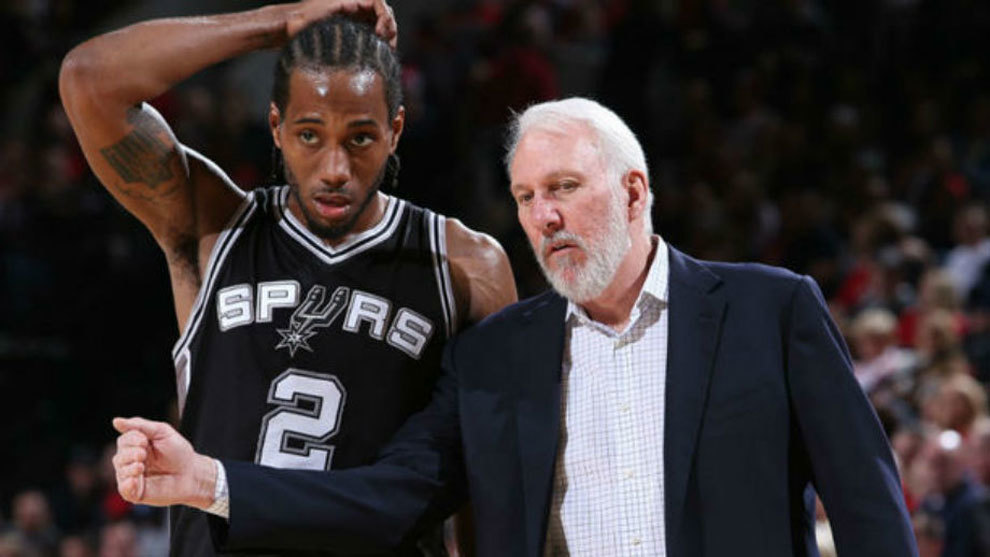 Popovich da instrucciones a Leonard en su etapa en los Spurs