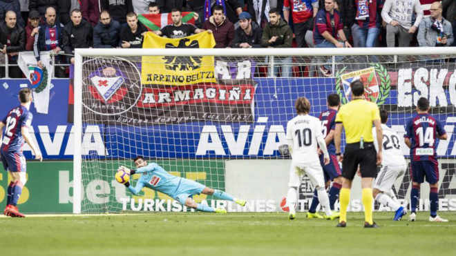 Asier Riesgo detiene un baln en el partido frente al Real Madrid.