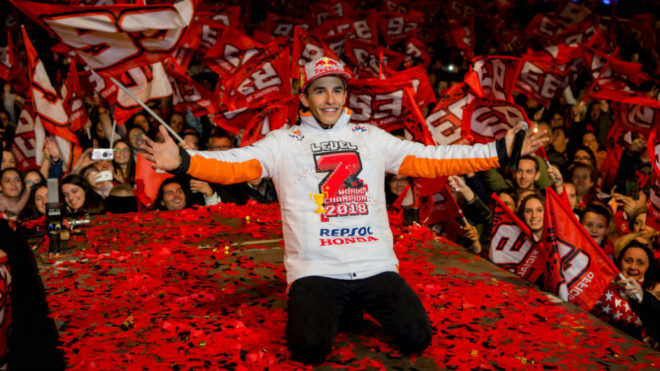 Marc Márquez celebra en su Cervera natal su séptimo Mundial.
