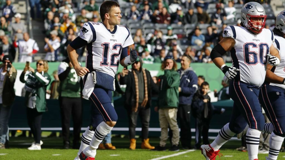 Tom Brady (dorsal 12) salta al csped en el encuentro ante los Jets