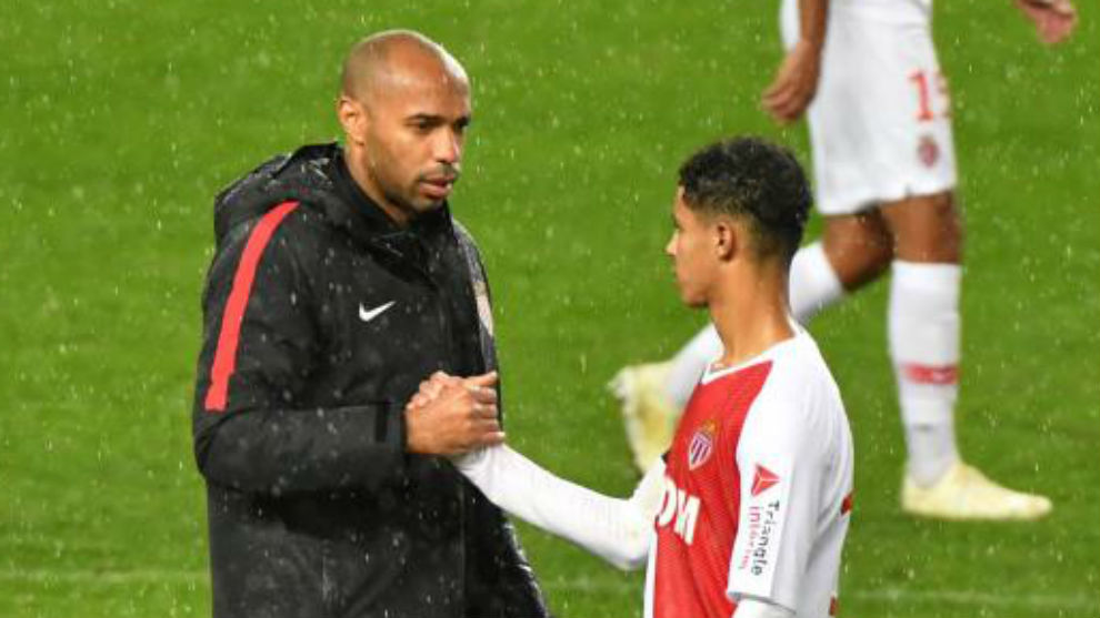 Thierry Henry saluda a Diop tras el partido contra el Dijon.