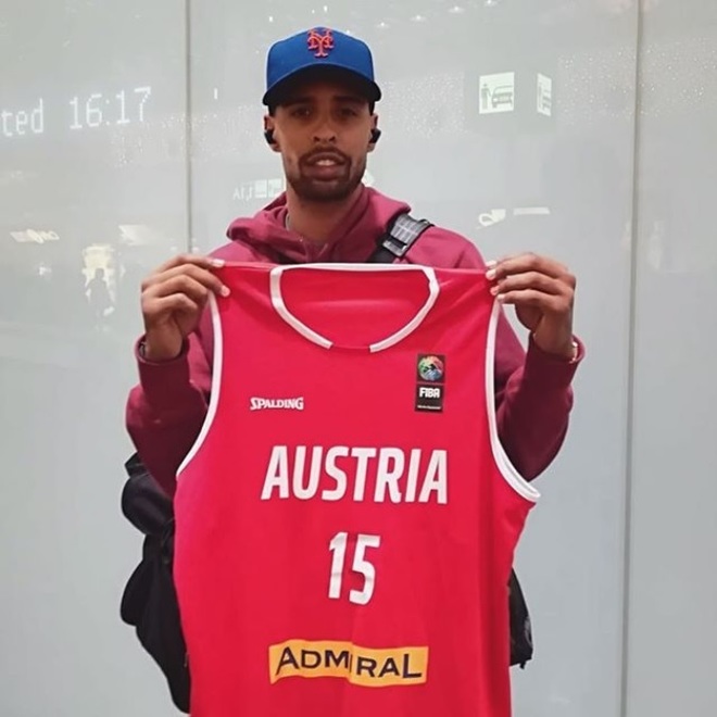 Sylven Landesberg posa con la camiseta de la seleccin de Austria