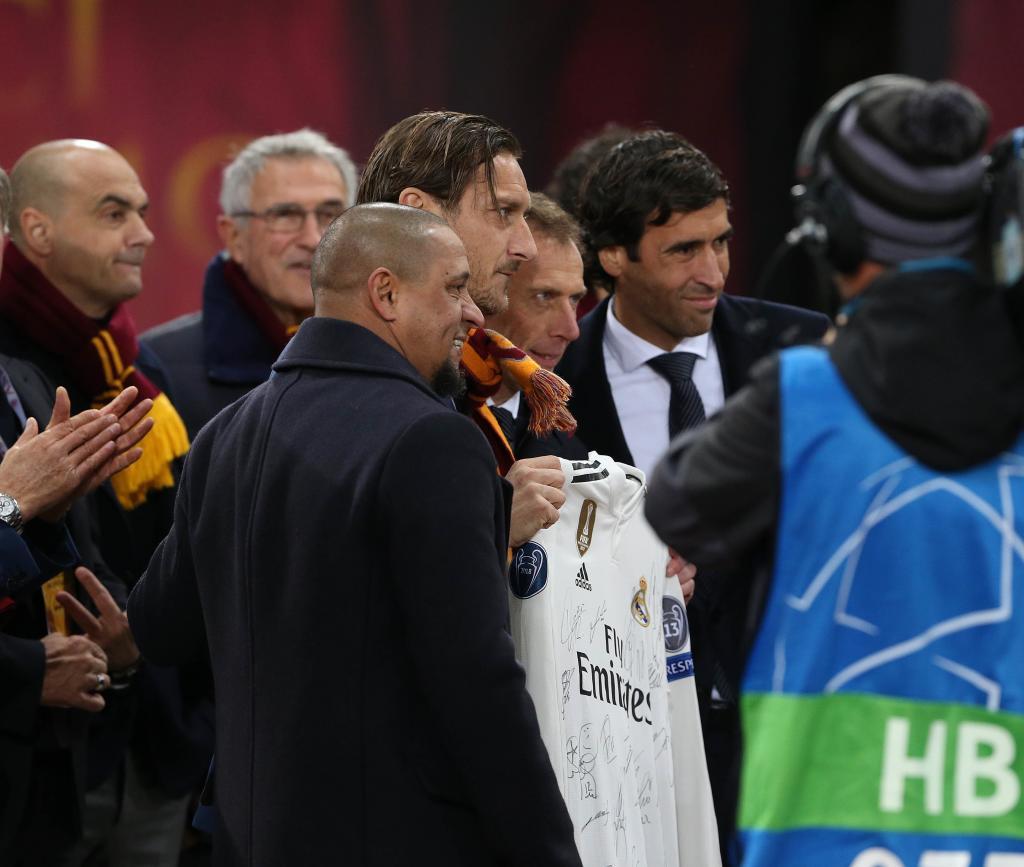 Totti posa con Butragueo, Ral y Roberto Carlos y una camiseta del...