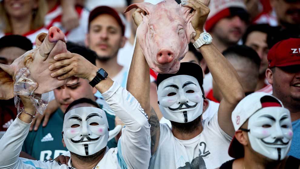 Hinchas de River Plate con una cabeza de cerdo