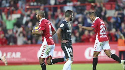 Fali y Luis Surez celebran ante Luis Rioja el segundo gol del...
