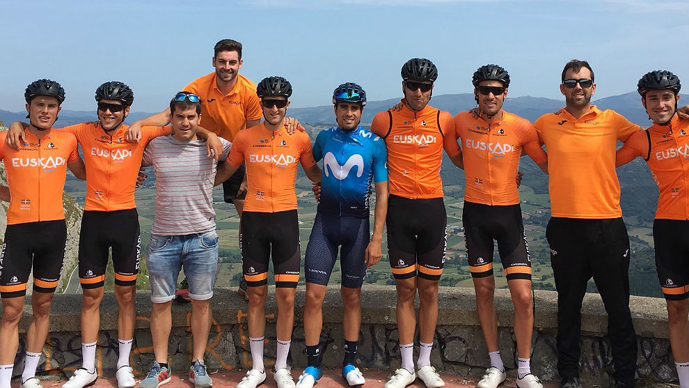 Mikel Landa, con miembros del equipo de la Fundacin Euskadi, que ha...