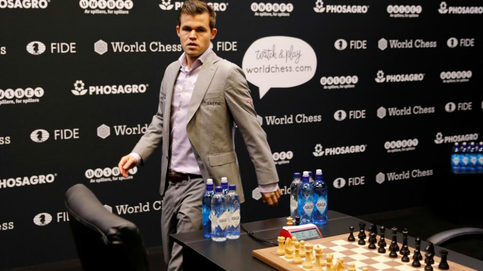 Carlsen se dirige a la mesa para iniciar una partida