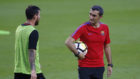 Messi y Valverde charlan durante un entrenamiento.