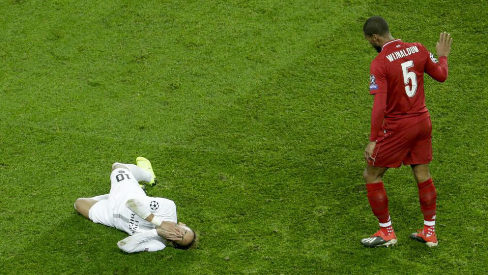 Neymar se duele en el suelo junto a Neymar.