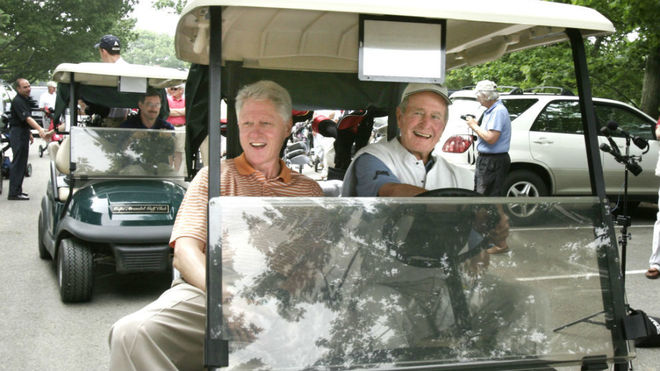 George Bush junto a Bill Clinton.