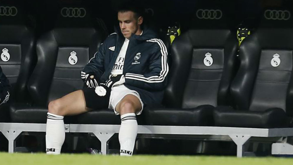 Bale, aplicándose hielo en el muslo derecho tras ser sustituido.