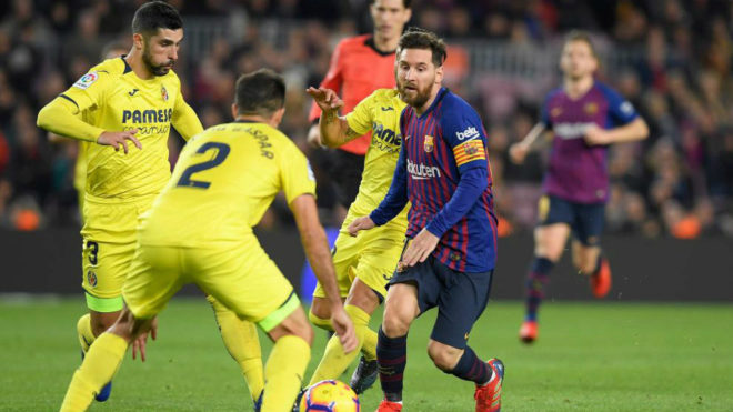 Mario defiende una accin de Messi.