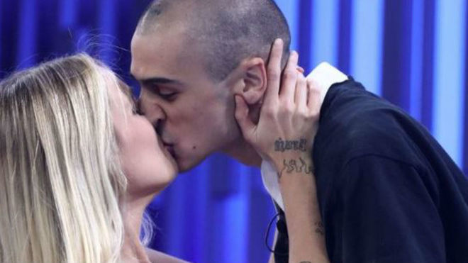 Mara y Pablo Amores besndose en Operacin Triunfo
