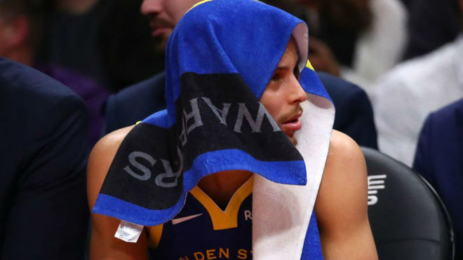 Stephen Curry en el banquillo durante el Pistons vs Warriors
