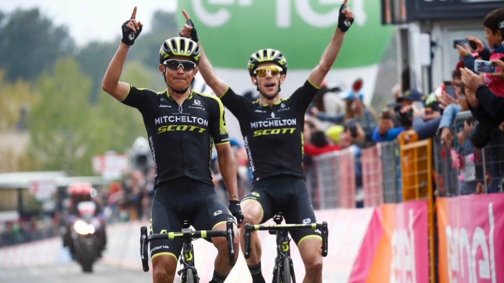 Esteban Chaves, ganador de la sexta etapa del Giro 2018, junto a su...