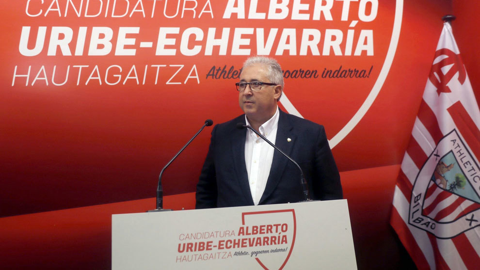 Uribe-Echevarra en un acto de su candidatura.