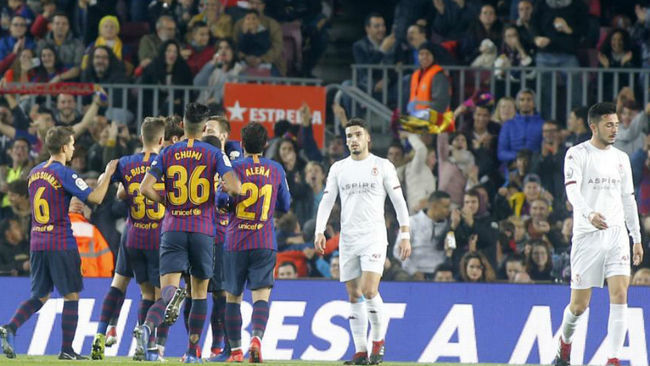 Los jugadores del Barcelona celebran uno de los goles ante la...