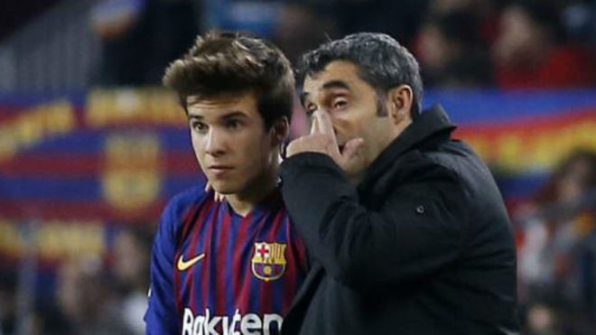 Valverde giving instructions to Riqui Puig.