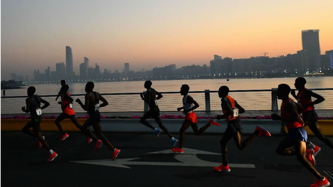 Varios atletas, durante el maratn de Abu Dhabi