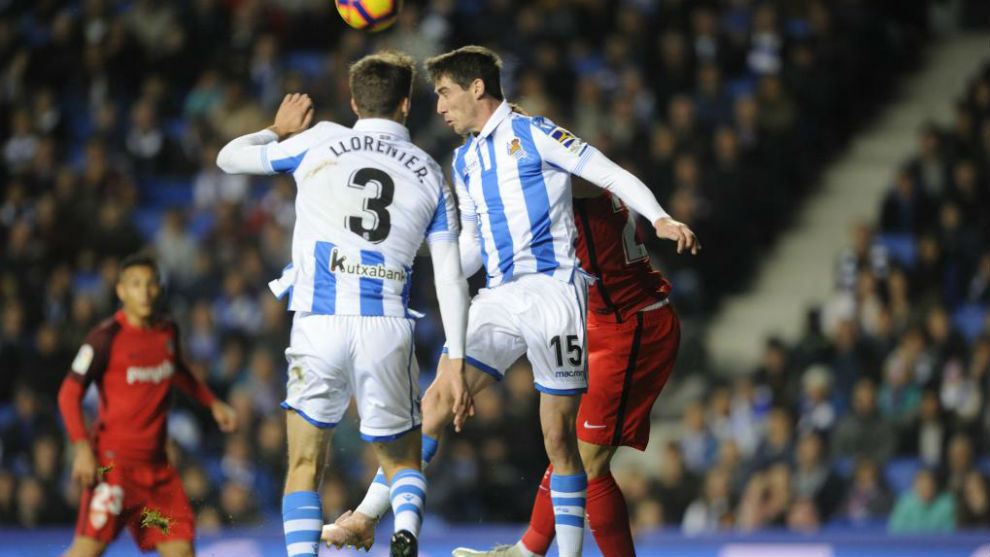 Llorente y Aritz saltan a por un baln ante el Sevilla.