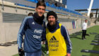 Leonardo Balerdi, con Messi en una concentracin argentina.