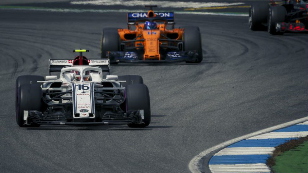 Leclerc por delante de Alonso en un GP de esta temporada.