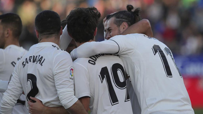 Gareth Bale is congratulated by Alvaro Odriozola