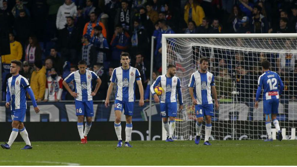 El Espanyol, desolado, tras un gol del Bara en el derbi.