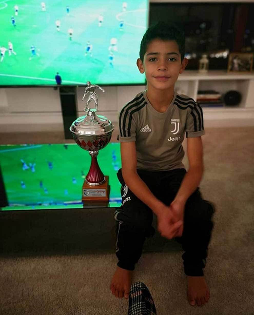 Cristiano Jr, hijo de Cristiano Ronaldo, junto al trofeo ganado con la...